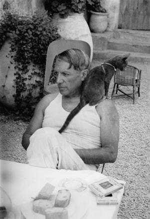 Pablo Picasso con il suo gatto