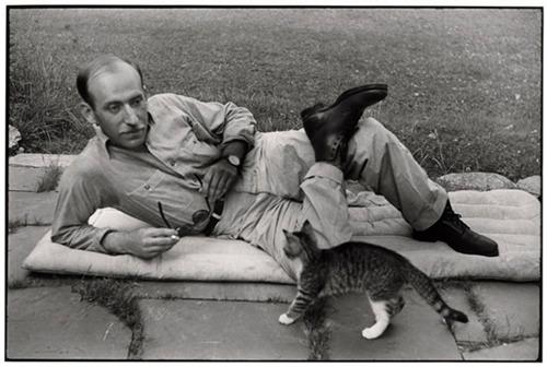 Saul Steinberg con il suo gatto