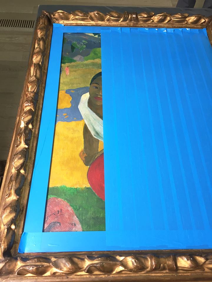 Gauguin è pronto a partire — il nastro adesivo serve a proteggere la tela dall'eventuale rottura del vetro (Fondation Beyeler)