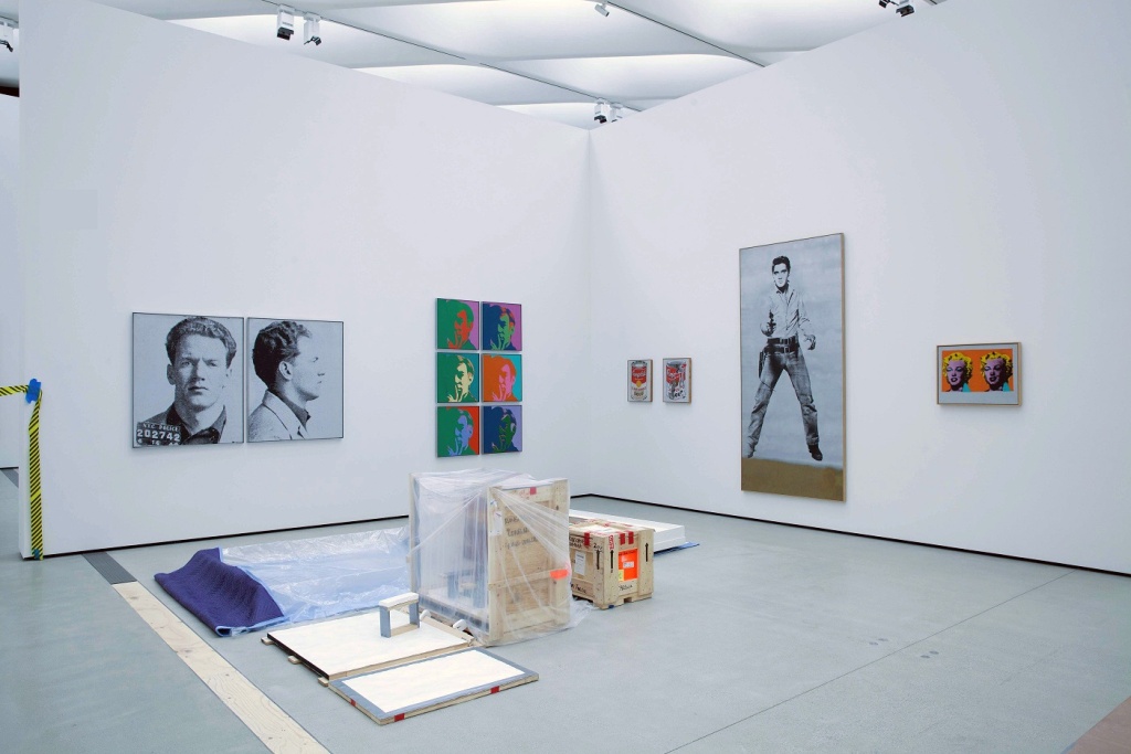 Lavori in corso per allestire una sala dedicata a Andy Warhol alla galleria The Broad