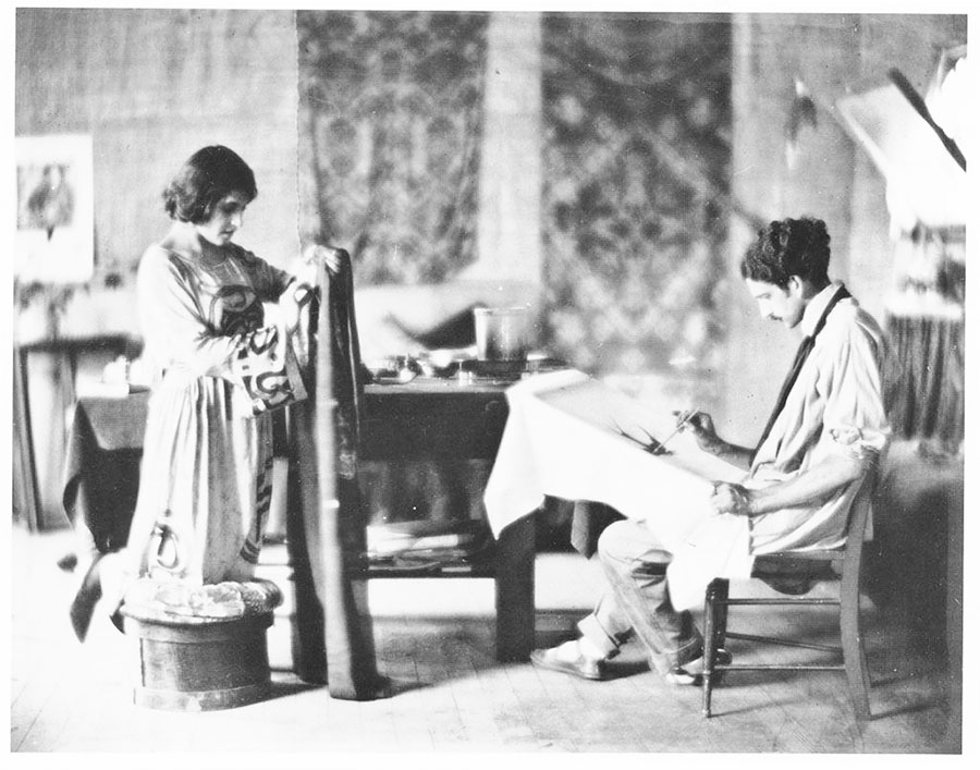Tina Modotti e il marito Robo intenti a realizzare batik nella loro casa di Hollywood. La foto fu utilizzata a corredo di un articolo di Prentice Duell uscito sulla testata «California Southland».