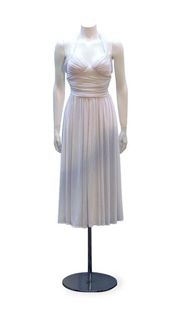 The object: Wedding dress Caption (abridged): I wore this dress on August 20, 1994 in Kavala, Greece. We had 800 guests. A Greek magazine reported on the wedding of 3 countries. Our goal was a happy home with many children. But Mother Nature did not deliver… some things became clear on his side that moved me to separate and after a while to return to Germany, but not to my home town, Stuttgart. Berlin won me over and I am finding more and more in this town and in the people that love me.