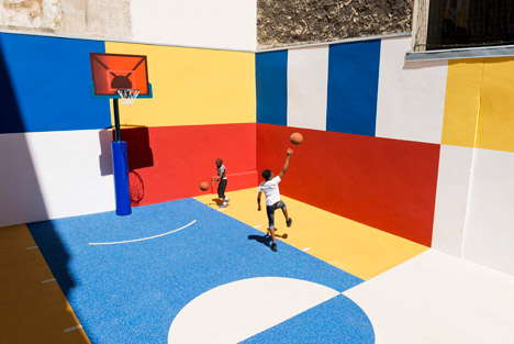 Pigalle Duperré, il campo di basket ispirato al costruttivismo russo nel cuore di Parigi