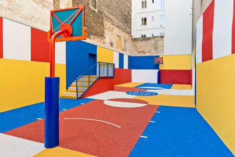 Pigalle Duperré, il campo di basket ispirato al costruttivismo russo nel cuore di Parigi