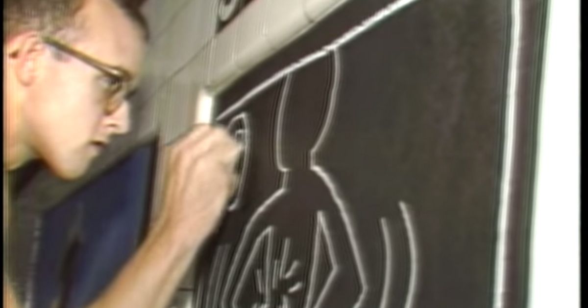  Nel 1982 Keith Haring viene arrestato, va in televisione e realizza la sua prima personale: ha 24 anni