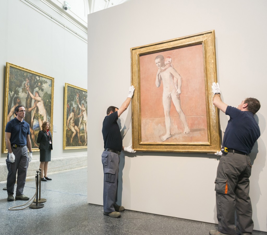 Installatori al lavoro sui "Due fratelli" di Picasso al Prado