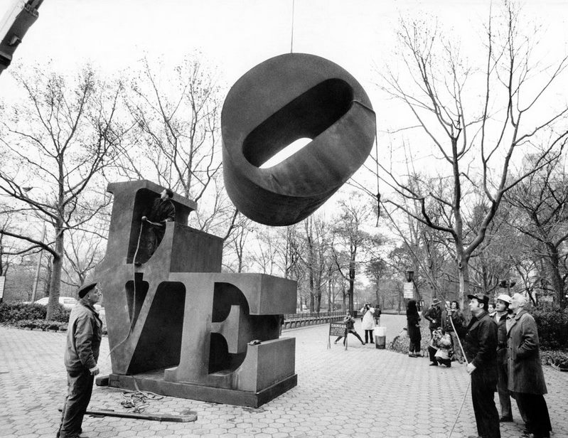 Si monta la «o» sulla Love sculpture di Robert Indiana. New York, 1971. Photo Don Hogan Charles
