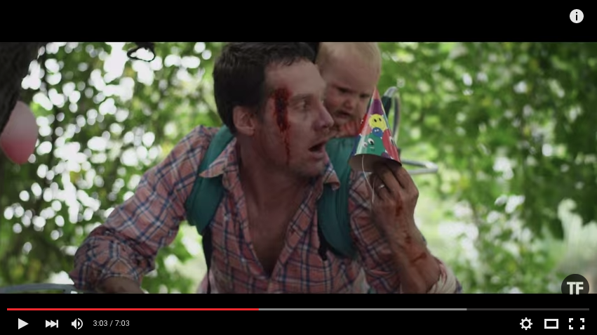  Nel mezzo di un’apocalisse zombie, un padre fa quel che deve per suo figlio neonato (cortometraggio)