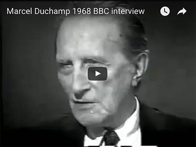  «Il fine ultimo dell’arte è la sua distruzione»: un raro video di Marcel Duchamp, intervistato dalla BBC sei mesi prima della sua morte