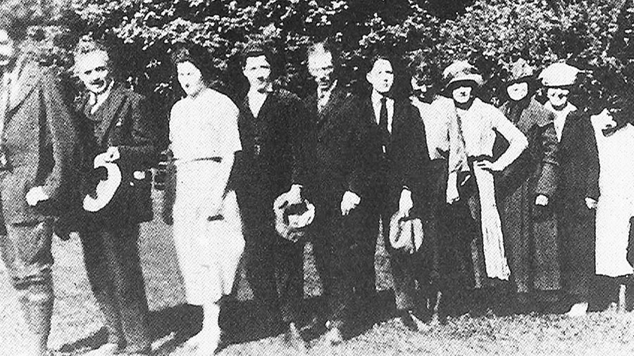 La Famiglia Modotti nel 1920. Da sinistra: Robo, il marito di Tina, il padre Giuseppe, la sorella Mercedes, Giuseppe Junior detto Joe, un amico non identificato, Benvenuto, altra figura non identificata, Tina e la madre Assunta. Ultima, dopo un’amica, la sorella Jolanda.