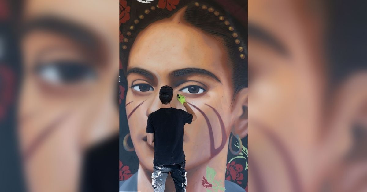  Lo street artist Jorit dipinge Frida Kahlo a Marcianise